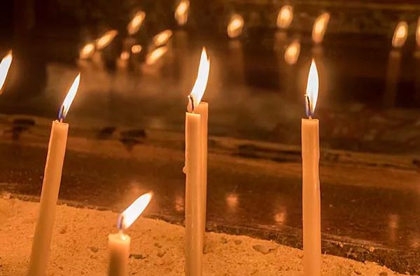 La Luz que Ilumina la Oscuridad: La Bendición de las Candelas y su ...