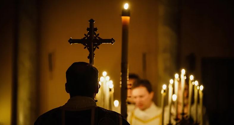 El Pregón Pascual: El Himno de la Luz que Rompe las Tinieblas ...